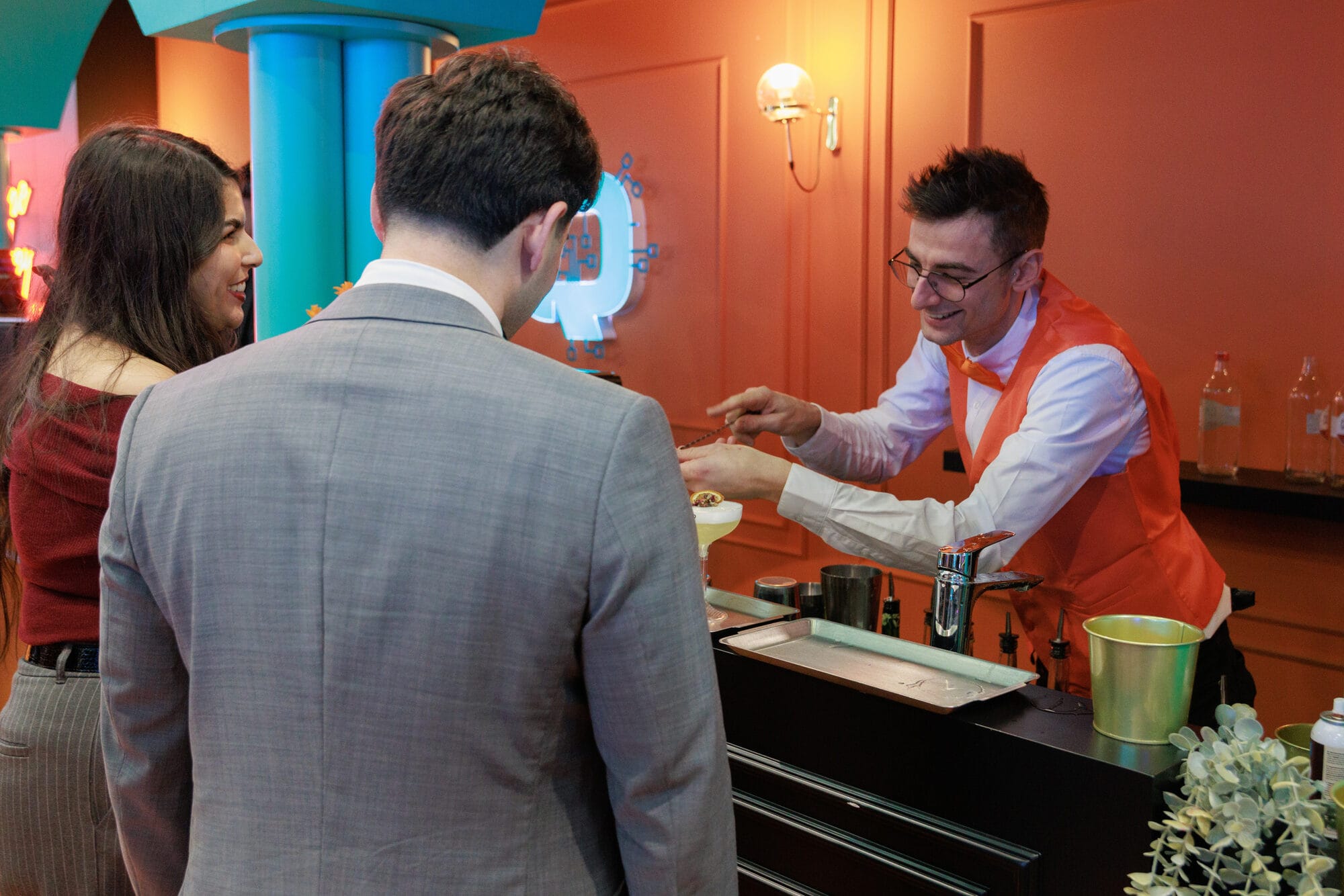 A guest being served a branded cocktail at the PlayLogiq bar on the ICE show floor