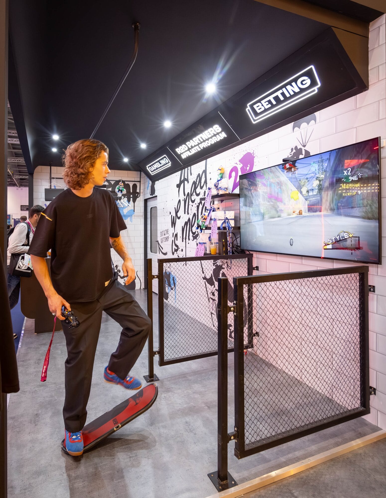Skate deck and screen activation on the R2D street art stand